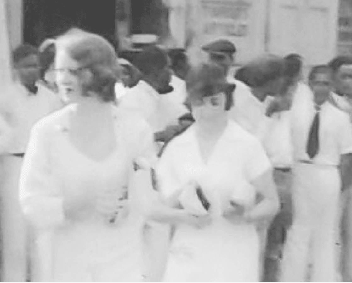 Douglas Fairbanks Sr and Lady Ashley Attract the Crowds! 1935 🌺